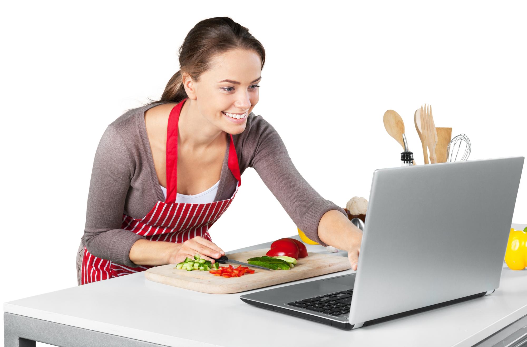 Scena di corso online con chef che dimostra tecnica al laptop