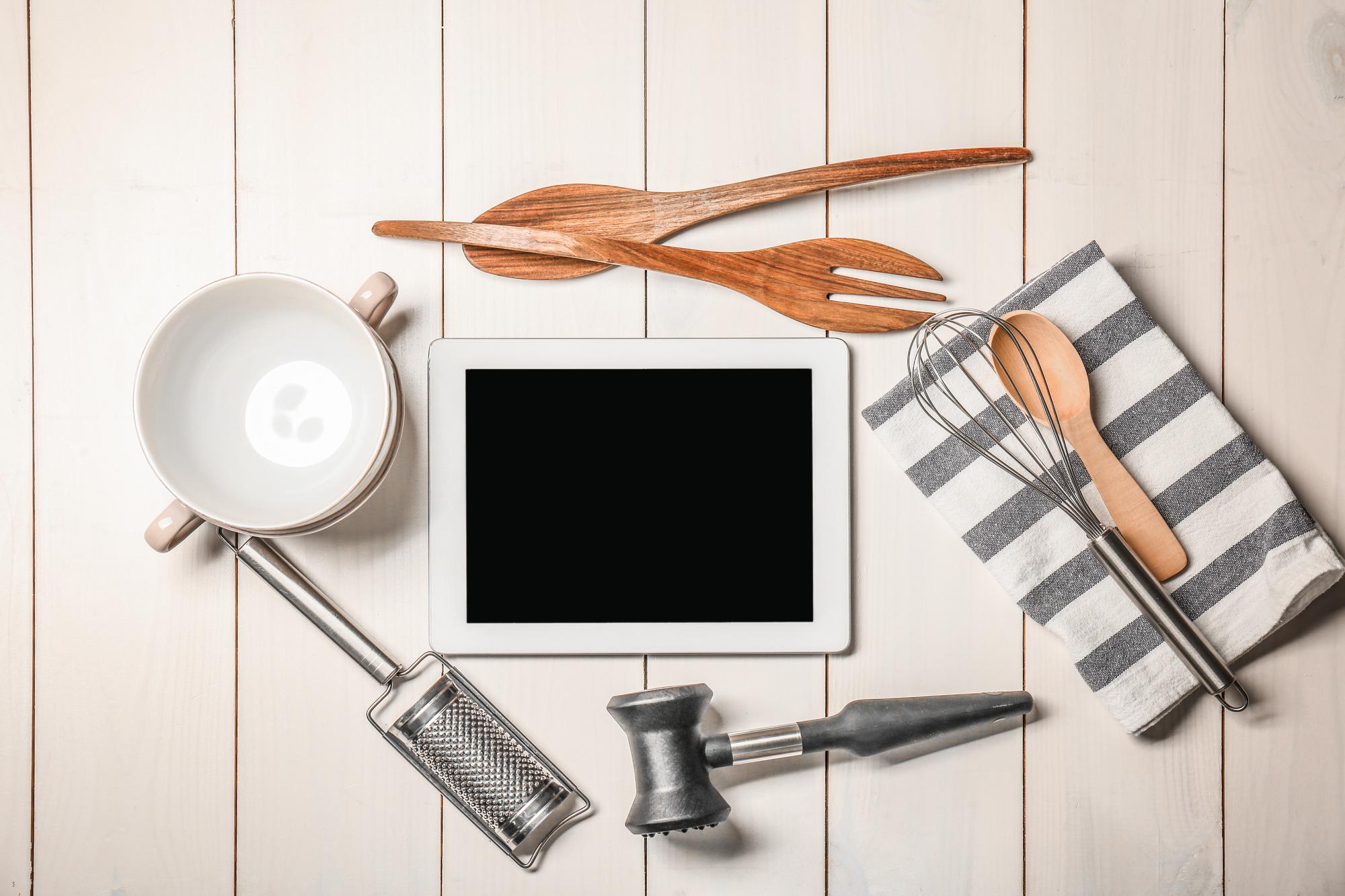 Set di utensili professionali su sfondo neutro